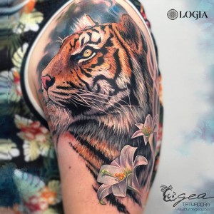 Tatuaje de tigre en el hombro Laura Egea 